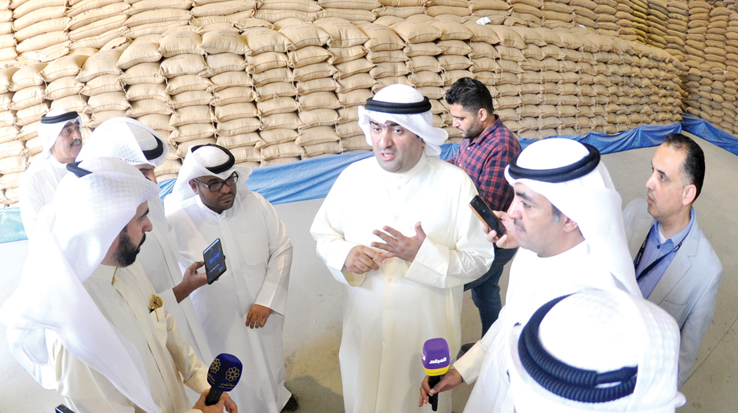 الروضان في قلب الأزمة... معالجاً	(تصوير سعود سالم)
