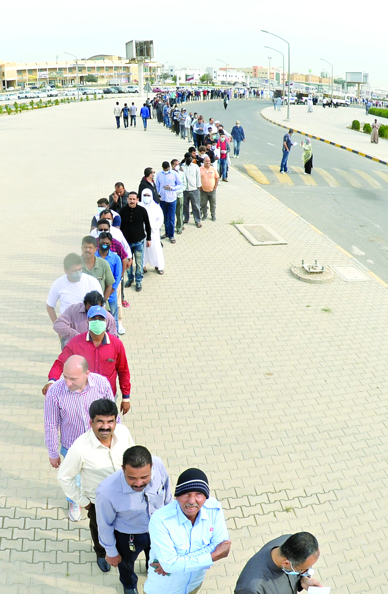 طابور طويل من الوافدين قبل الدخول للصالة