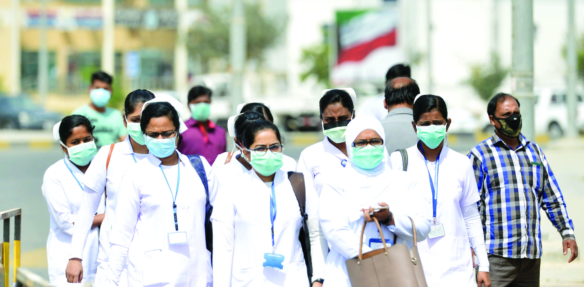 قسم من الكادر التمريضي لدى وصوله	(تصوير نايف العقلة)