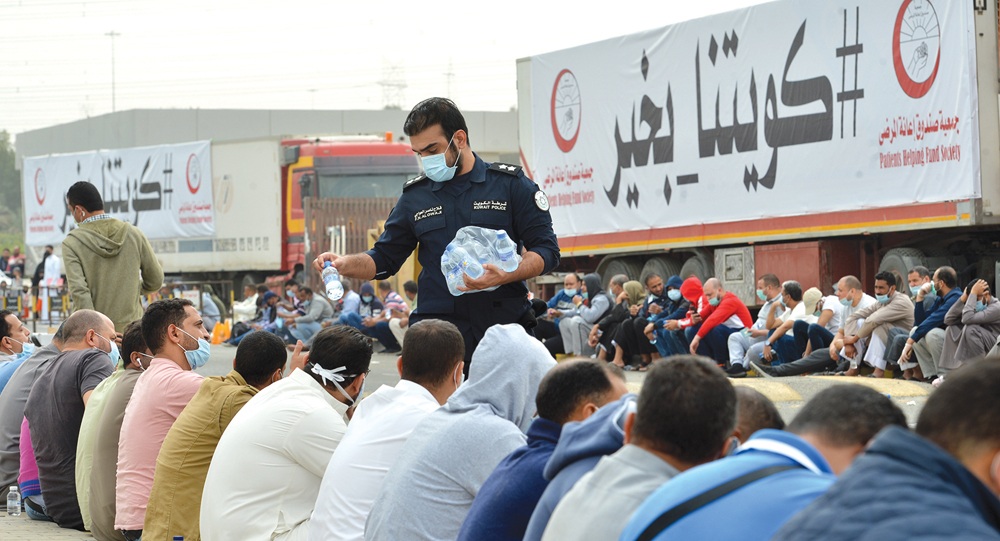 ضابط يوزع الماء على المنتظرين