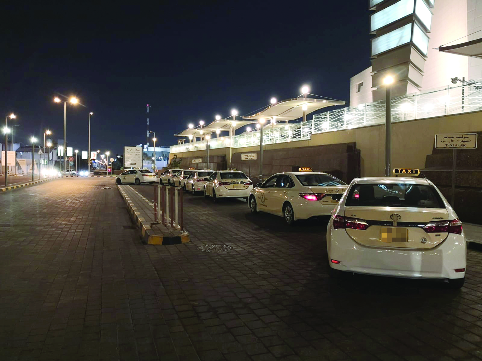 طابور من سيارات الأجرة لاصطياد الزبائن 