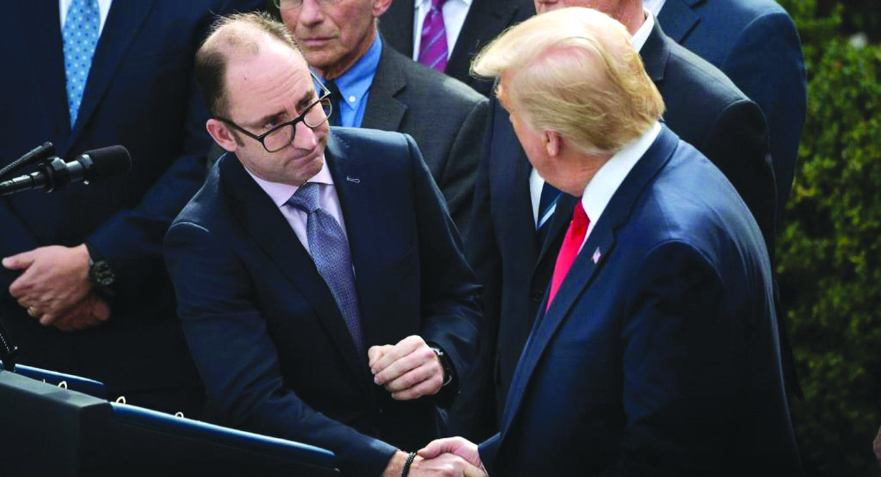 ترامب يتجاهل نصائح تجنّب المصافحة