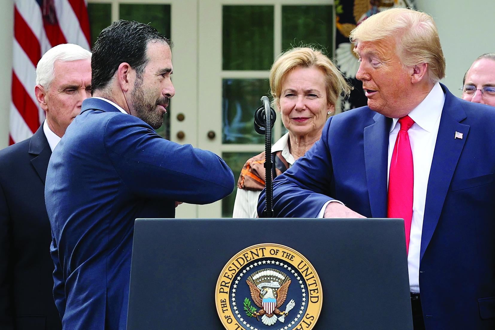 ... ويستجيب لـ«السلام بالمرفق»