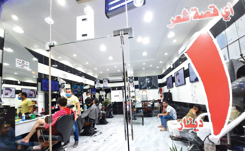 الصالونات قبيل تطبيق قرار المنع                    	          (تصوير اسعد عبدالله)