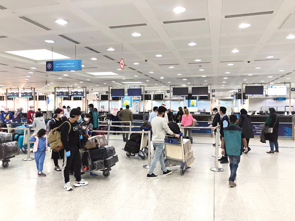 المغادرون بانتظار إتمام الإجراءات