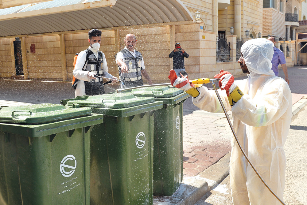 مفتشوالبلدية يرافقون عمال النظافة في التعقيم 