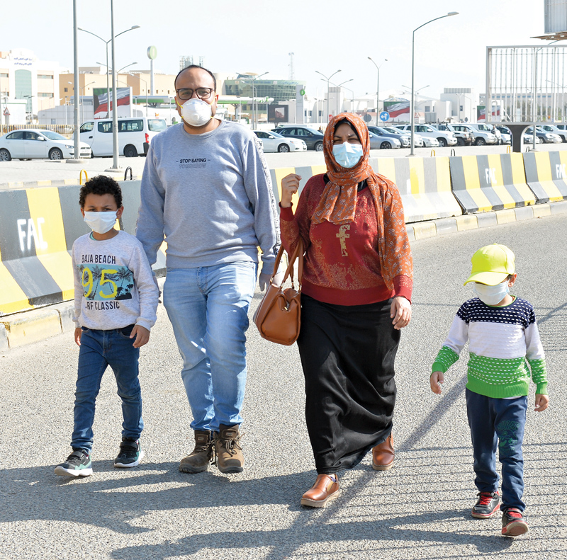 عائلة في طريقها للفحص