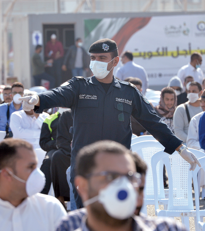 رجل أمن يشرف على التنظيم