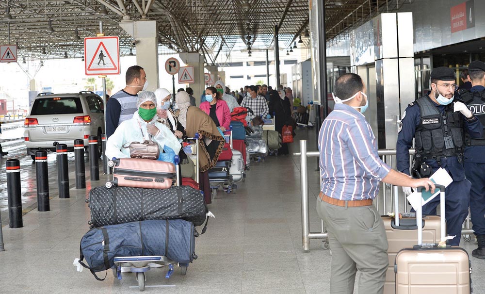 المصريون المغادرون أثناء توجههم إلى صالة وزن الأمتعة                 	   (تصوير أسعد عبدالله)