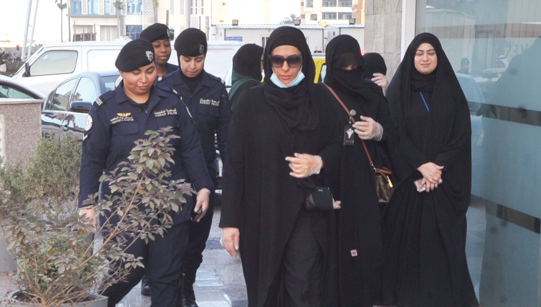 u0627u0644u0645u0641u062au0634u0627u062a u0623u062bu0646u0627u0621 u0627u0644u062cu0648u0644u0629      t                     (u062au0635u0648u064au0631 u0633u0639u0648u062f u0633u0627u0644u0645)