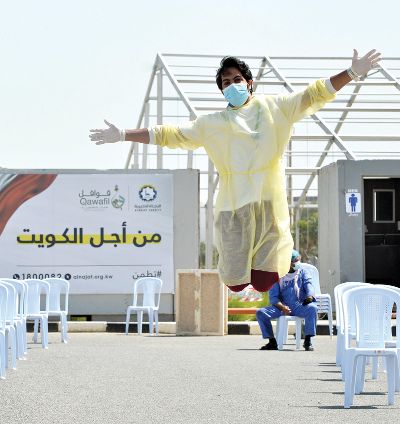 فرحة أحد كوادر الصحة بانتهاء العمل	 (تصوير أسعد عبدالله)