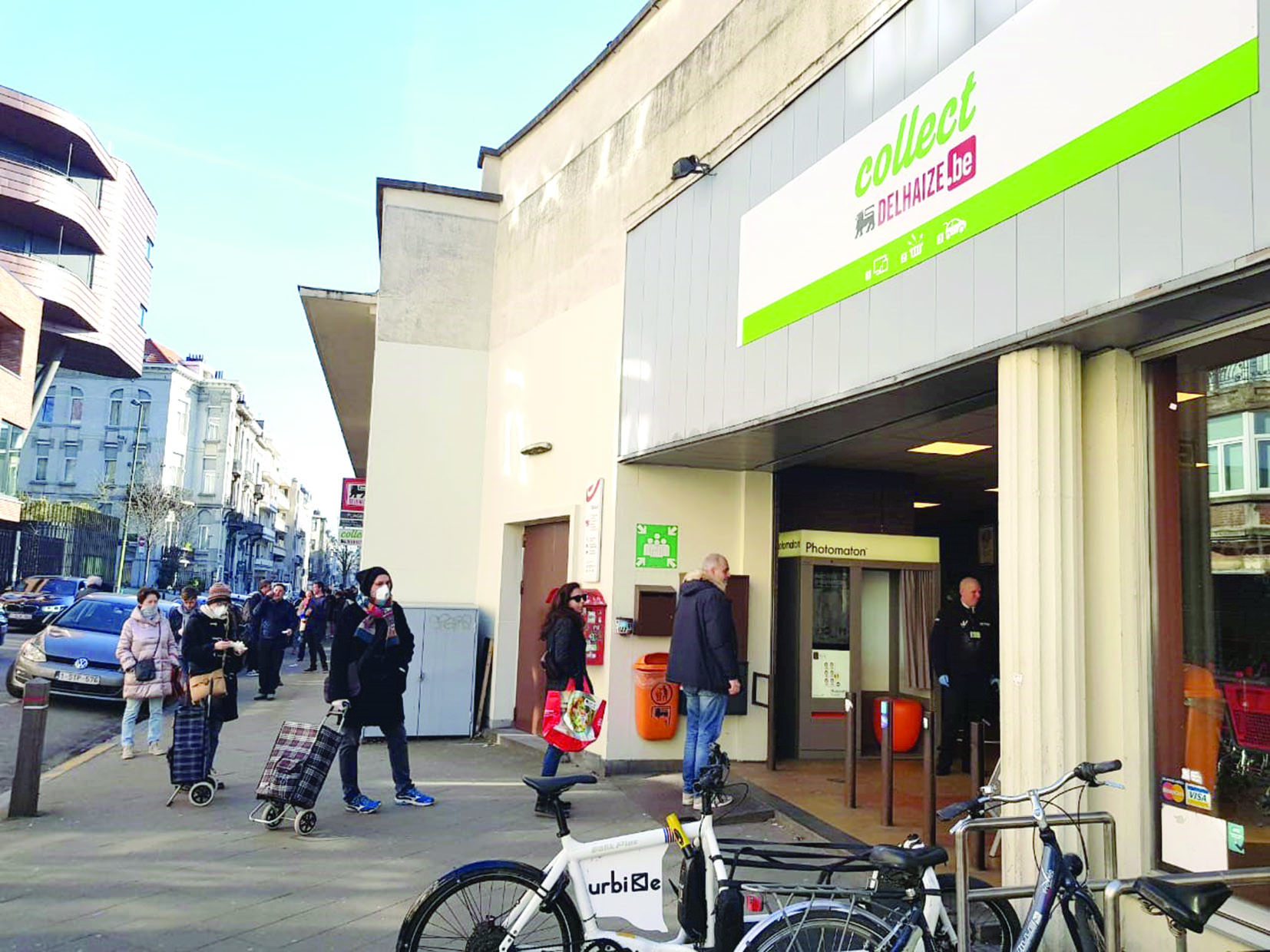 u0645u062au0633u0648u0642u0648u0646 u0623u0645u0627u0645 u0623u062du062f u0627u0644u0645u0631u0627u0643u0632 u0627u0644u062au062cu0627u0631u064au0629 u0641u064a u0628u0631u0648u0643u0633u064au0644       t      (u0627u0644u0631u0627u064a)