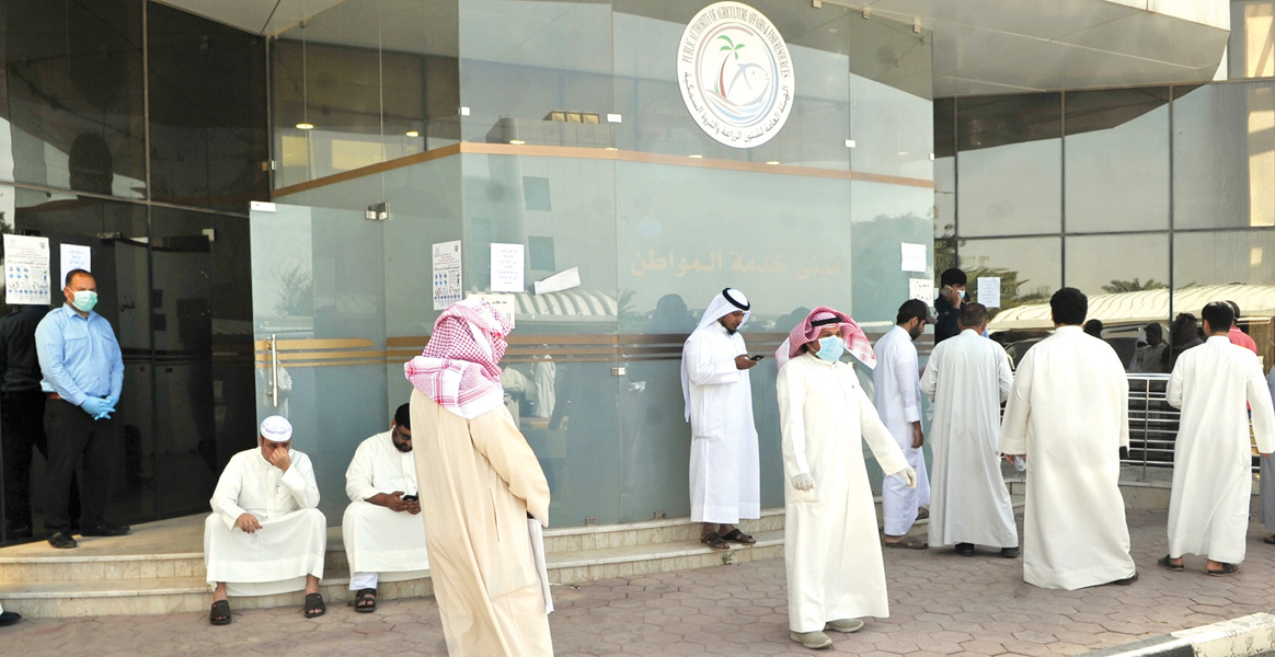 u0627u0644u0645u0631u0627u062cu0639u0648u0646 u062eu0627u0631u062c u0627u0644u0645u0628u0646u0649... u0641u064a u0627u0646u062au0638u0627u0631 u0627u0644u062fu062eu0648u0644            t         (u062au0635u0648u064au0631 u0633u0639u0648u062f u0633u0627u0644u0645)