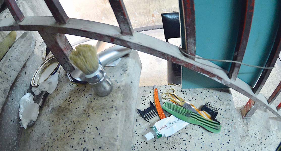 عدة الحلاقة             	            (تصوير نايف العقلة)