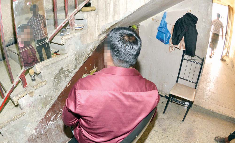 u0623u062du062f u0627u0644u0632u0628u0627u0626u0646 u064au0646u0638u0631 u0641u064a u0627u0644u0645u0631u0622u0629 u0628u0639u062f u062au0647u0630u064au0628 u0634u0639u0631u0647 