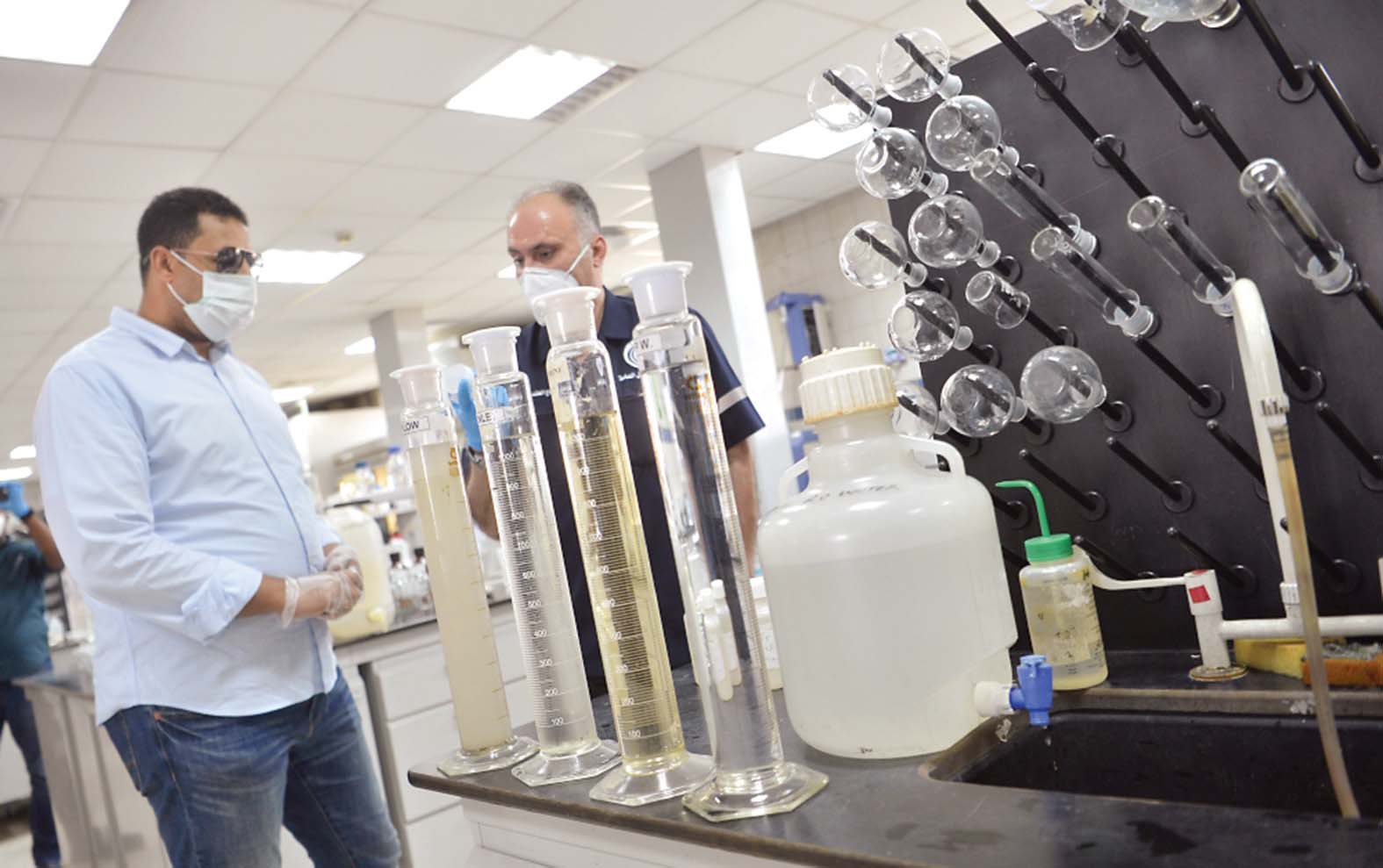 عينات من المياه خلال مراحل المعالجة 