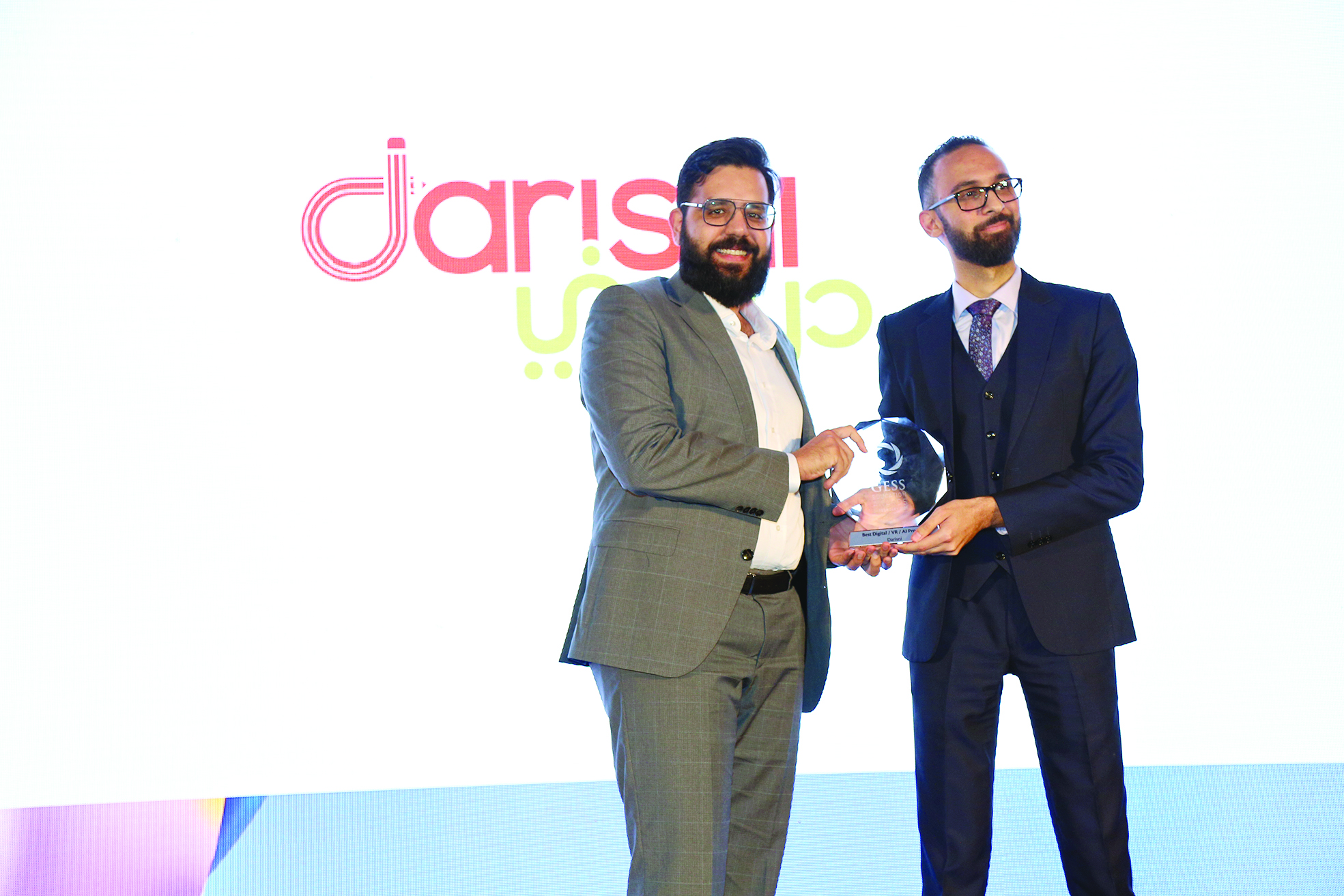 u00abu062fu0631u0633u0646u064au00bb u064au062du0635u062f u0645u0627 u0632u0631u0639 u0648u064au0641u0648u0632 u0628u062cu0627u0626u0632u0629 u0623u0641u0636u0644 u062au0637u0628u064au0642 u062au0639u0644u064au0645u064a u0641u064a u0627u0644u0634u0631u0642 u0627u0644u0623u0648u0633u0637 