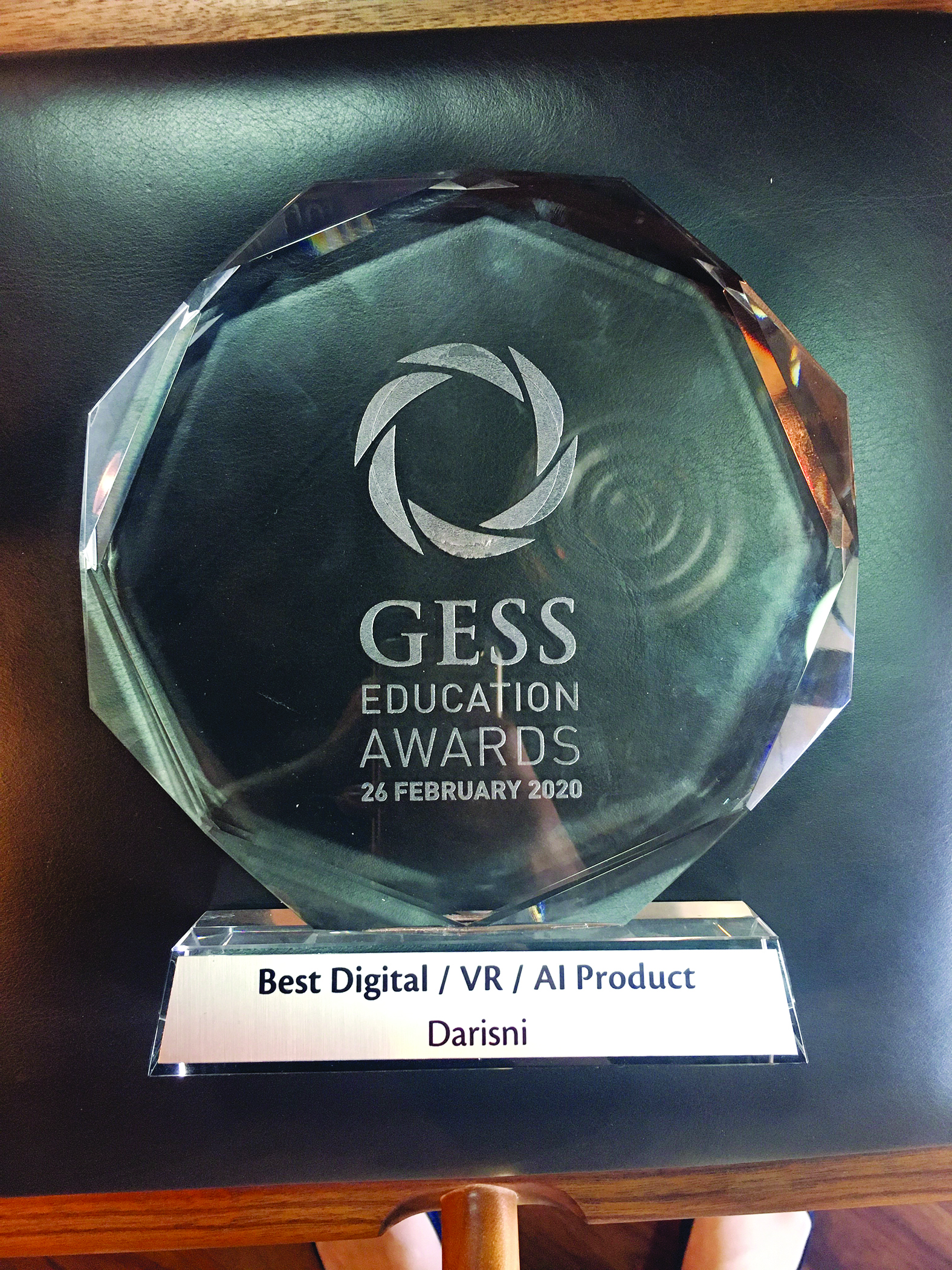 درع الجائزة التي حصل عليها تطبيق «درسني»