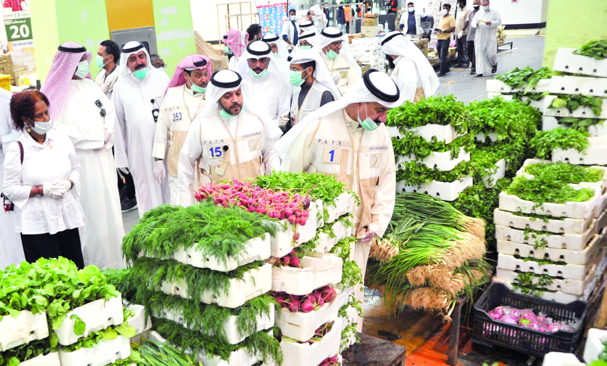 الكندري خلال جولته في السوق 	(تصوير سعود سالم)