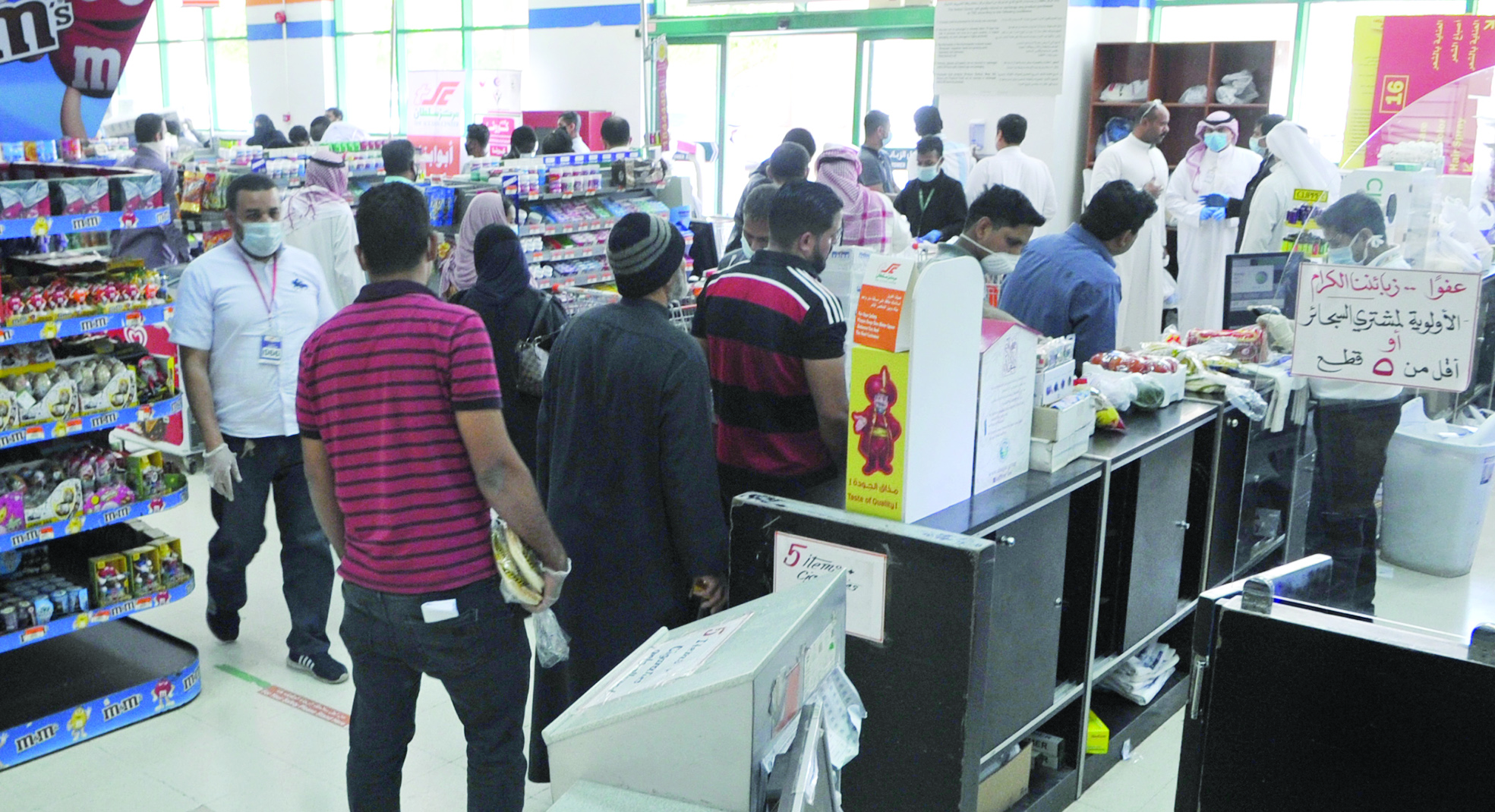 ازدحام شديد بغية الشراء قبيل بدء حظر اليوم الثاني