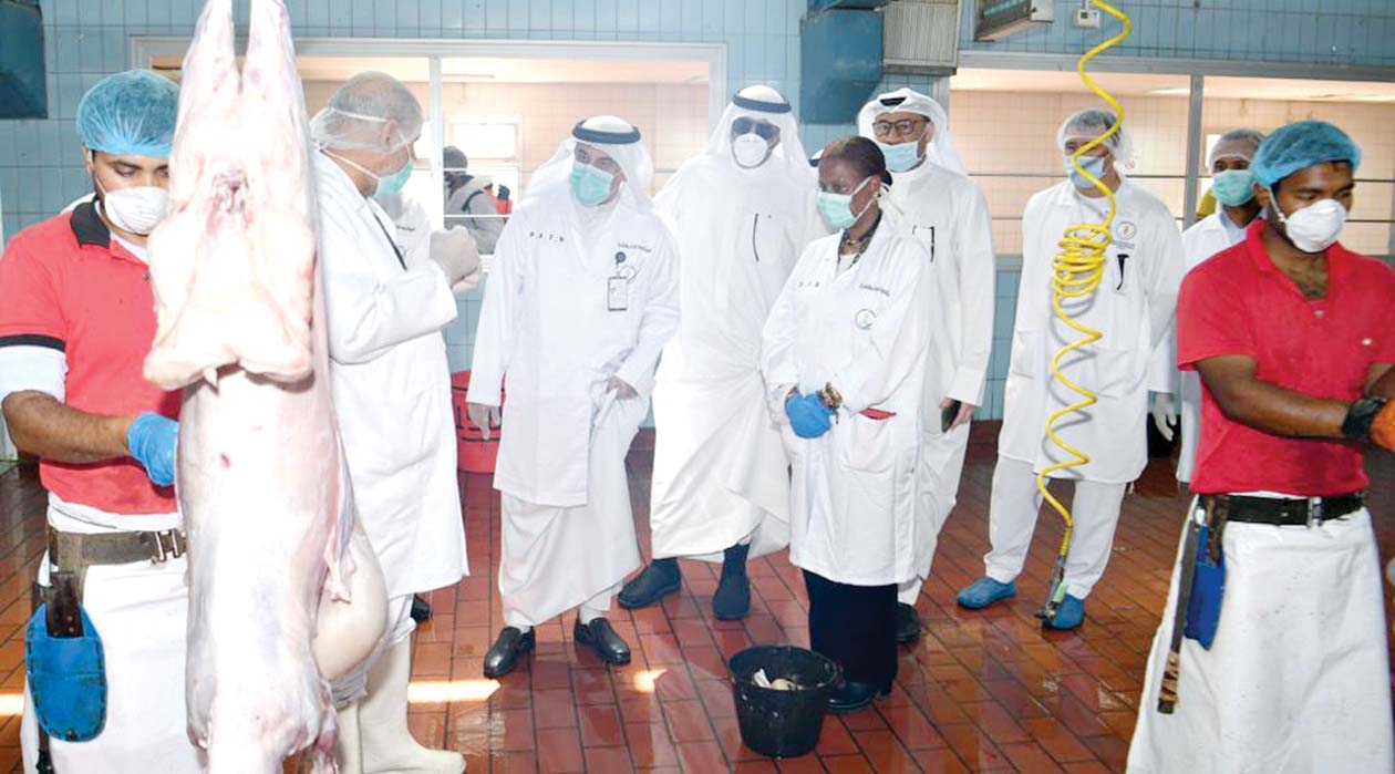 مسؤولو هيئة الغذاء خلال جولتهم بمسلخ الظهر