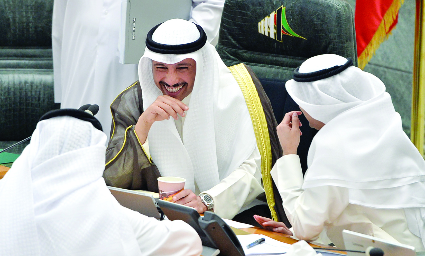 u0627u0644u0631u0626u064au0633 u0636u0627u062du0643u0627u064b u0648u0633u0637 u0623u062cu0648u0627u0621 u0625u064au062cu0627u0628u064au0629 u062eu064au0651u0645u062a u0639u0644u0649 u062cu0644u0633u0629 u0645u062cu0644u0633 u0627u0644u0623u0645u0629 u0623u0645u0633t (u062au0635u0648u064au0631 u0623u0633u0639u062f u0639u0628u062fu0627u0644u0644u0647)