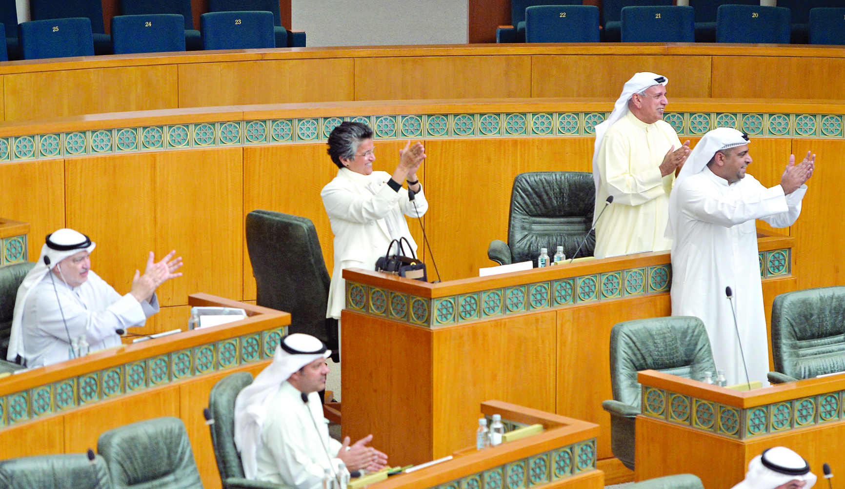 النواب يصفقون للوزراء عند دخولهم  	 