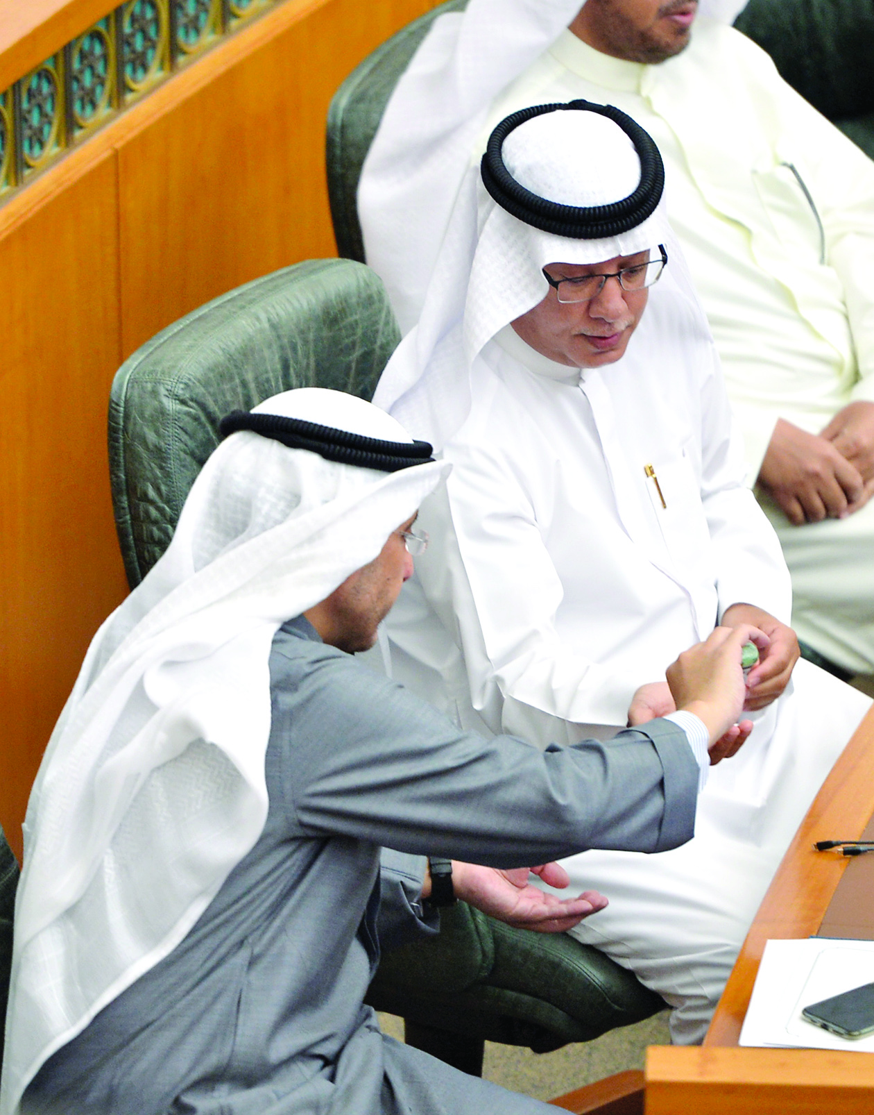 الناصر يعطي الحريص معقماً