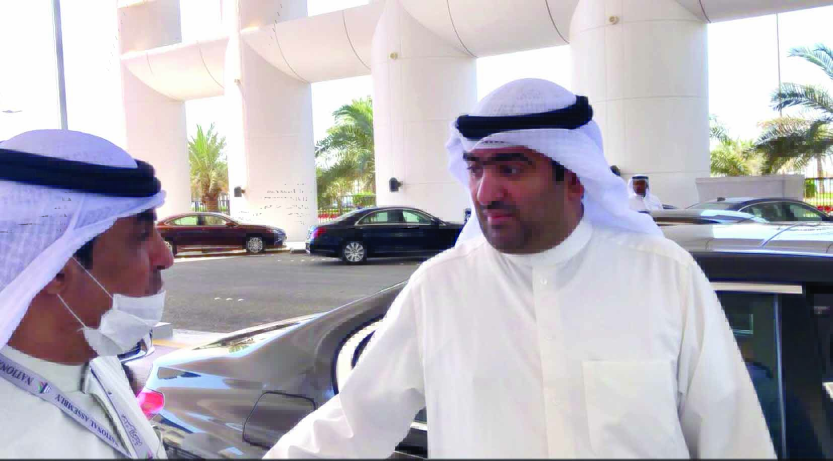 الروضان يتحدث للزميل فرحان الشمري بعد الجلسة