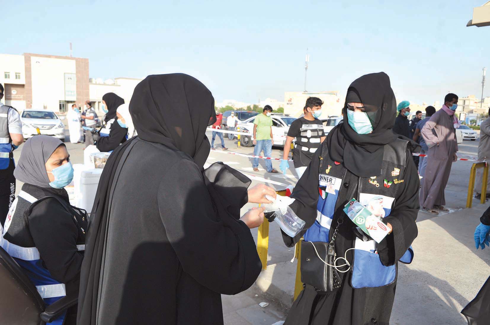 توزيع قفازات 