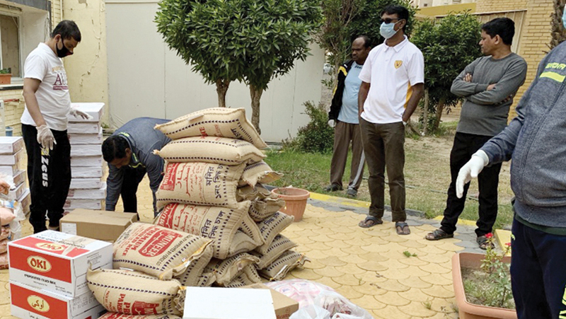 العمّال خلال تسلّم المواد الغذائية