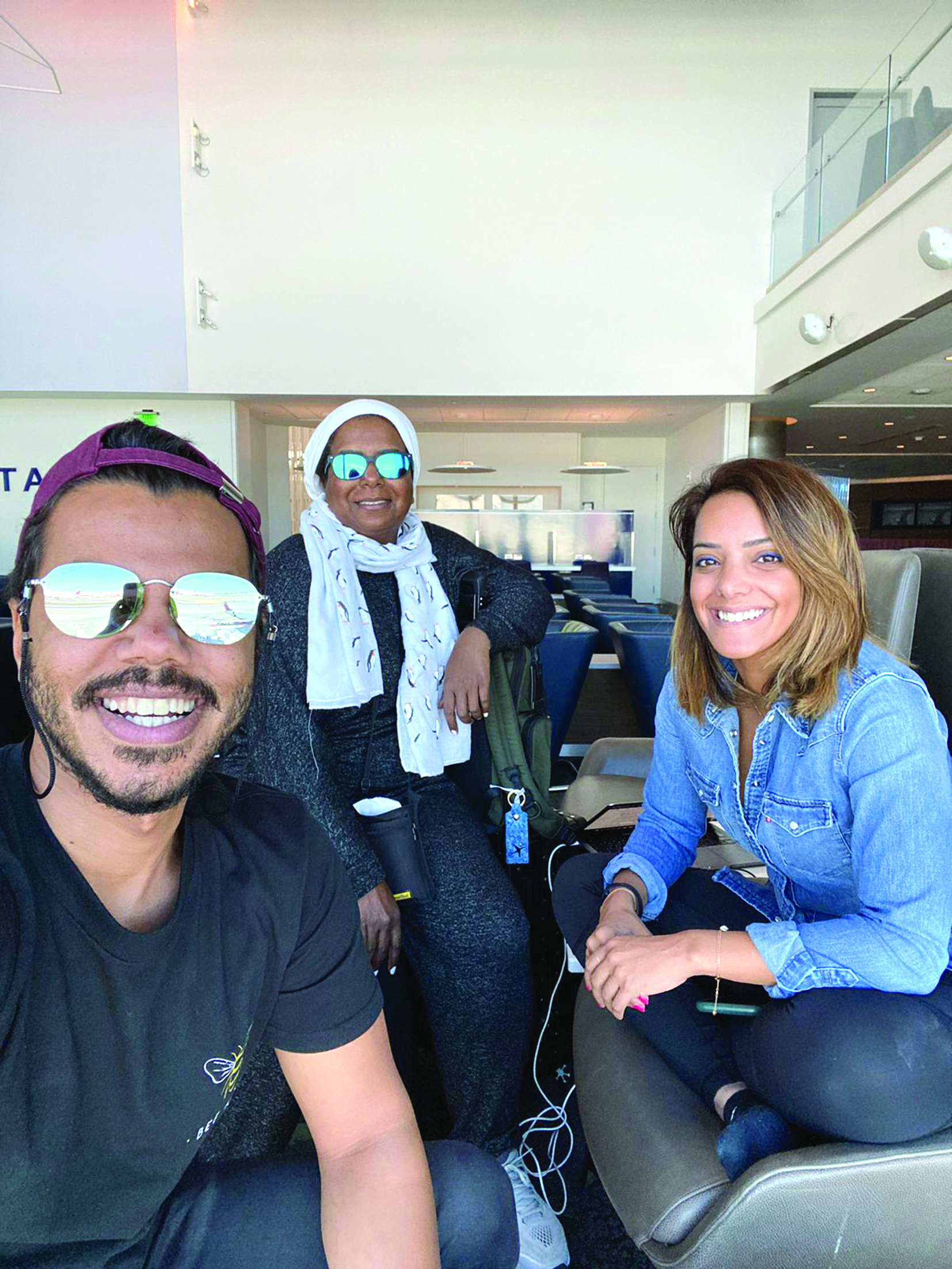 سليمان الروضان مع فاطمة المطر وفاطمة المفرح في مطار أتلانتا