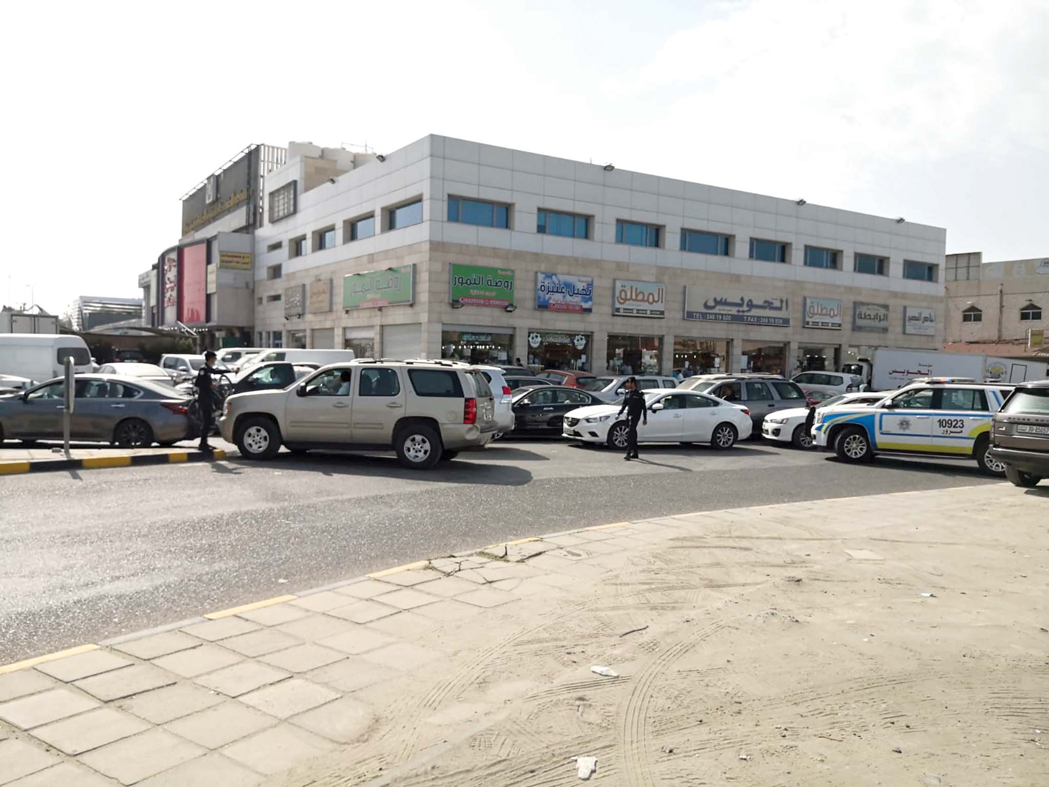 الشرطة تحول مسار الطريق لفك الزحام