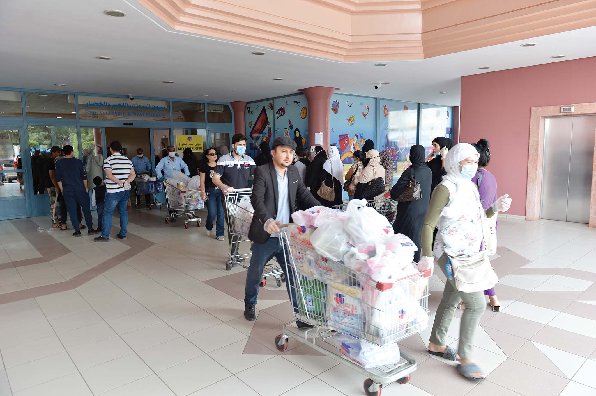 عربات التسوق... دخلت خماصا وخرجت بطانا