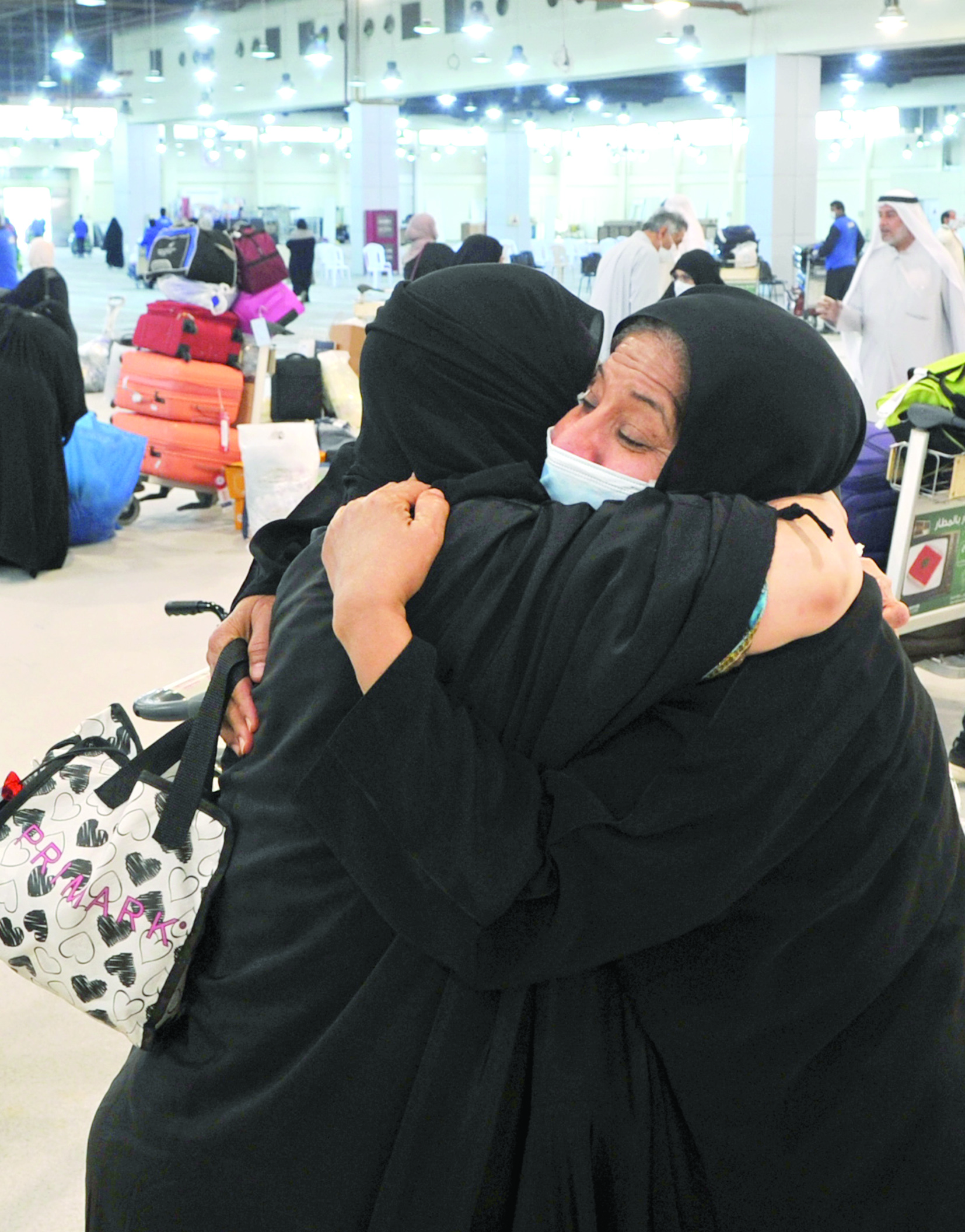 عناق بعد غياب	(تصوير سعود سالم)