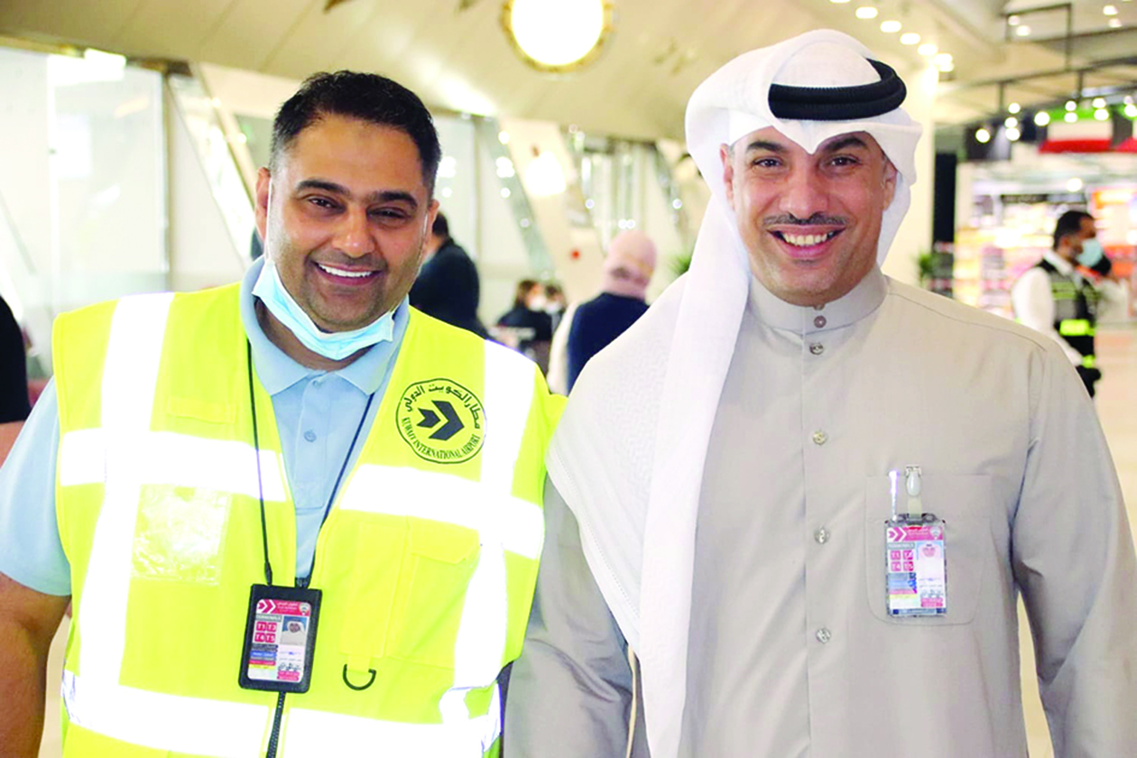 مدير العمليات بالمطار منصور الهاشمي ومراقب المطار المناوب أحمد الشطي