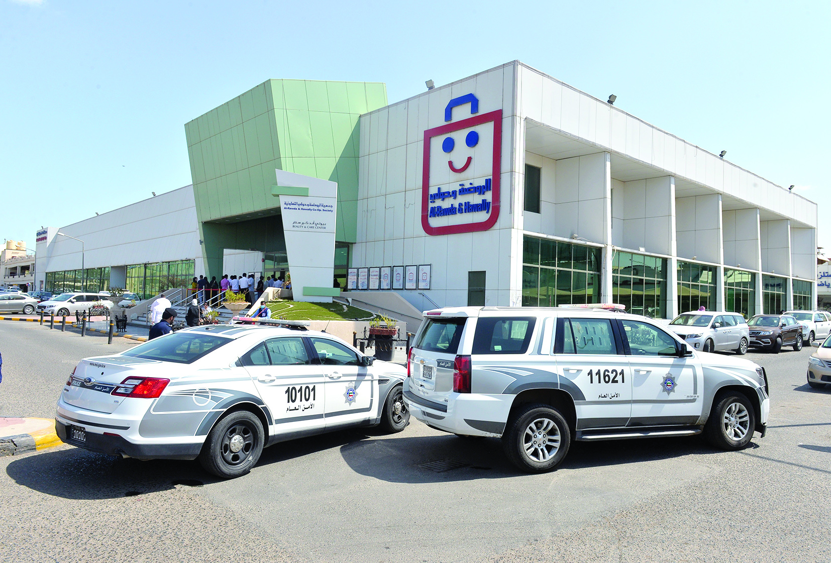 للمرة الأولى... سيارات الشرطة أمام التعاونيات   	   (تصوير أسعد عبدالله)