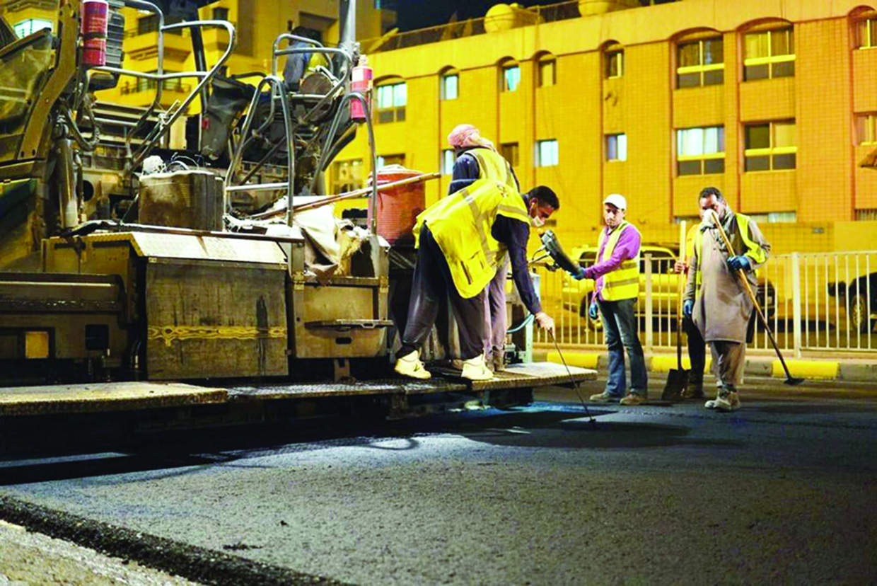 عمليات فرش الأسفلت تجري على قدم وساق 