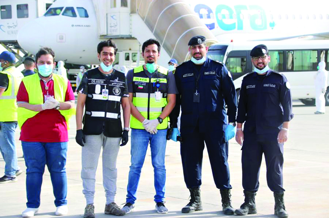 فريق إدارة العمليات في الطيران المدني أمام طائرة «الجزيرة»