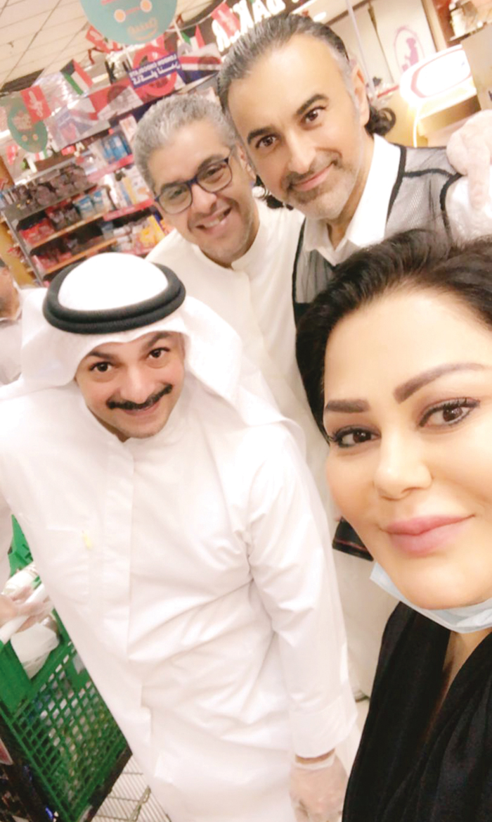 «سيلفي» يجمع الطباخ مع فريق العمل