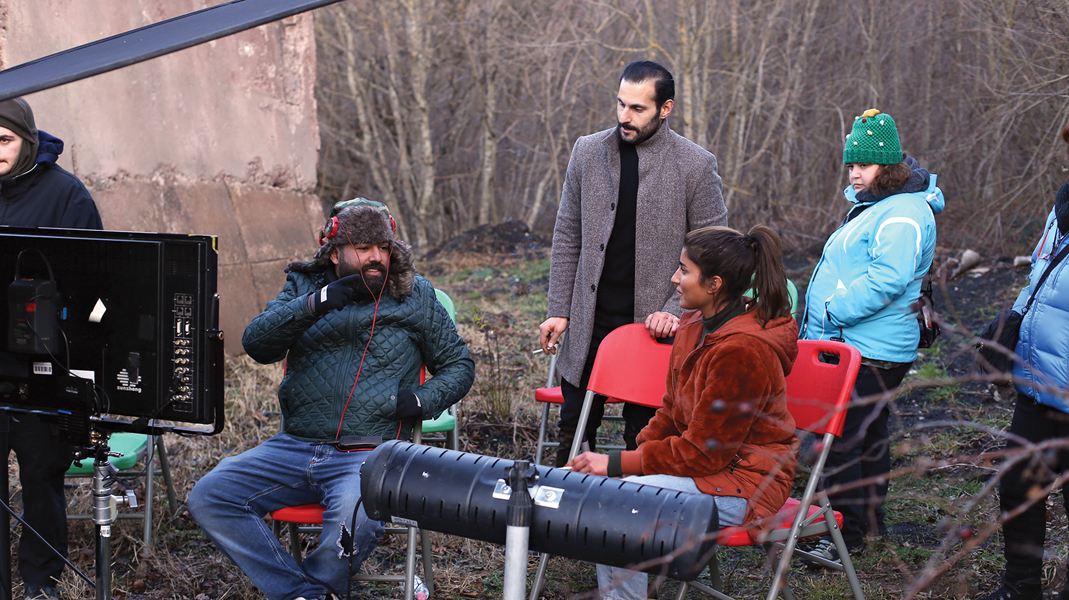 حسين دشتي موجهاً ملاحظاته إلى علي وليلى