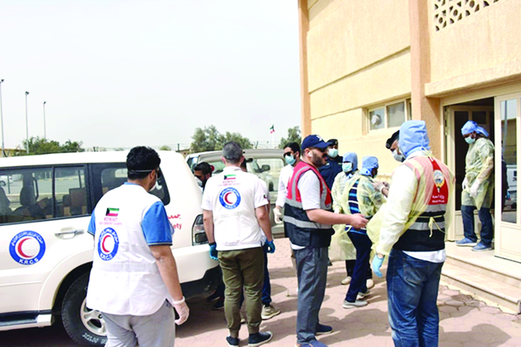 جانب من توزيع الوجبات 