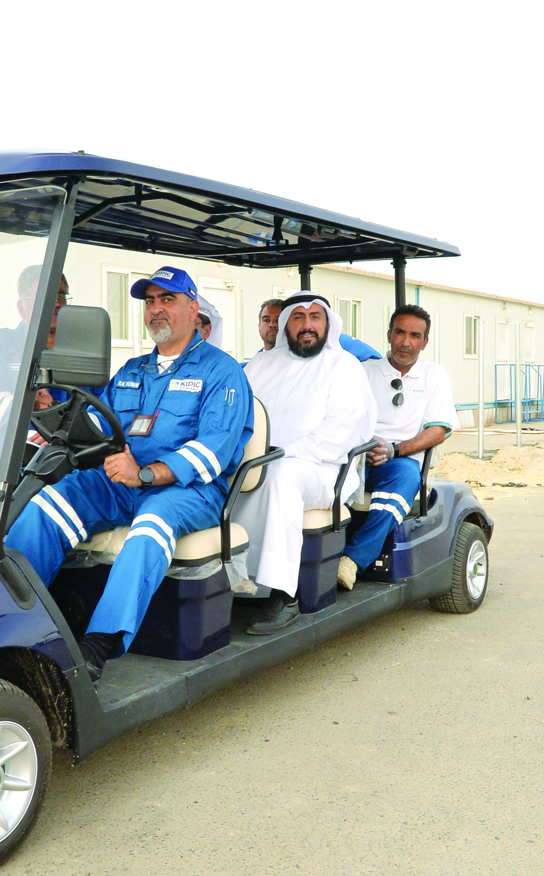 الوزير متفقداً سير الأعمال 