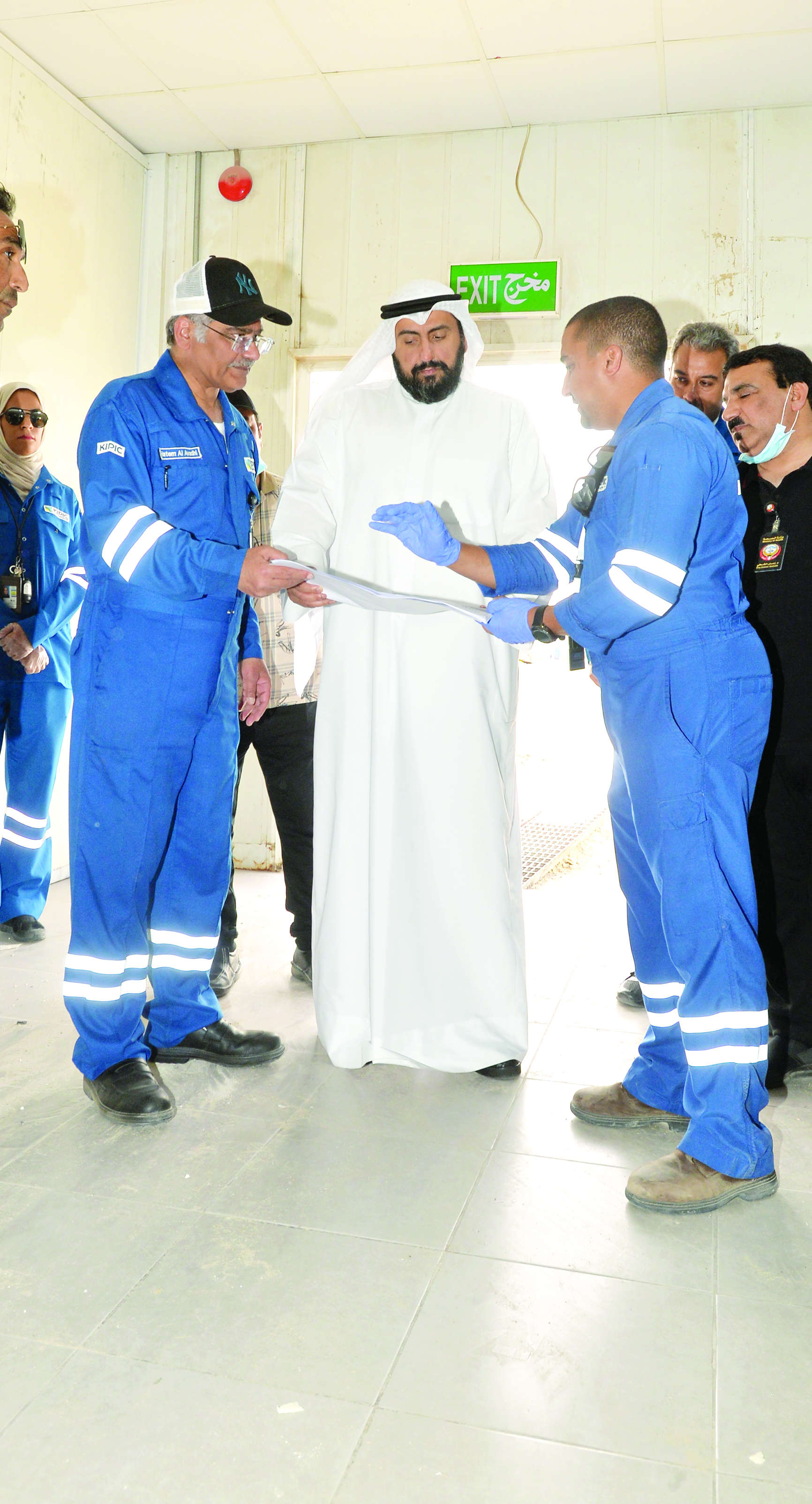 باسل الصباح مستمعاً لشرح عن طبيعة الخدمات