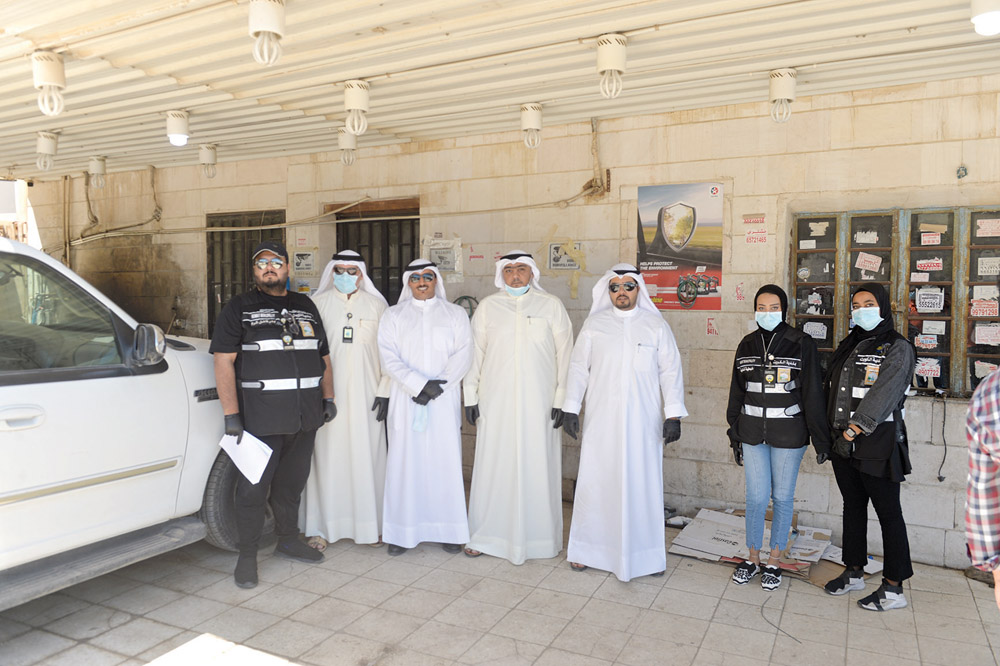 فريق طوارئ بلدية حولي مع مفتشات إدارة إشغالات الطرق والنظافة 