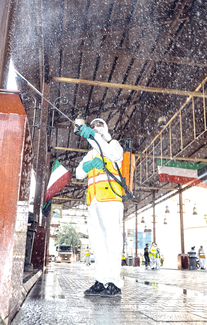 متطوعة تشارك في تعقيم السوق	