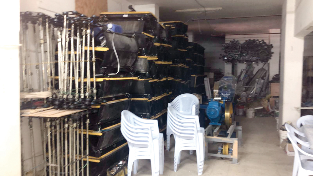 معدات وقطع غيار في المخزن 