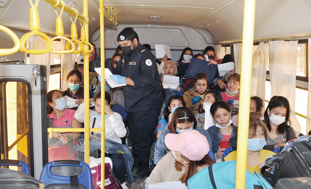 تدقيق في الأسماء عند النقل لمركز الإيواء     	 (تصوير سعود سالم) 