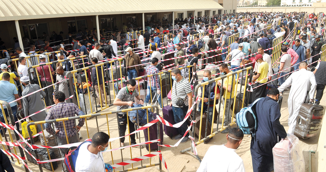 آلاف المصريين في مركز تسجيل الراغبين في المغادرة 	(تصوير سعود سالم)