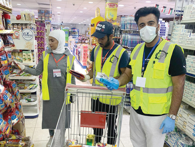 المتطوعون يجهزون الطلب... تمهيداً لتوصيله للأهالي